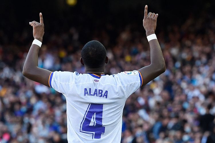 Bek Real Madrid David Alaba melakukan selebrasi seusai mencetak gol pembuka pada pertandingan Liga Spanyol antara Barcelona vs Real Madrid di Stadion Camp Nou di Barcelona pada 24 Oktober 2021
