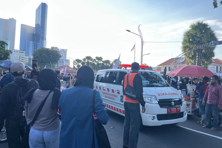 Saat Massa Aksi Buka Jalan untuk Ambulans di Depan Gedung Grahadi Surabaya