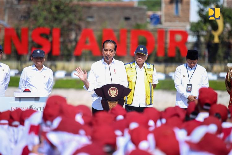 Presiden Joko Widodo (Jokowi) didampingi Menteri Pekerjaan Umum dan Perumahan Rakyat (PUPR) Basuki Hadimuljono meresmikan Flyover Kopo sebagai upaya mengurai kemacetan arus kendaraan yang kerap terjadi di persimpangan Kopo, Cibaduyut dan Pasir Koja di Kota Bandung, Provinsi Jawa Barat. Peresmian ditandai dengan penekanan tombol sirine dan penandatanganan prasasti oleh Presiden Jokowi di Kolam Retensi Andir, Kabupaten Bandung, Minggu (5/3/2023). 