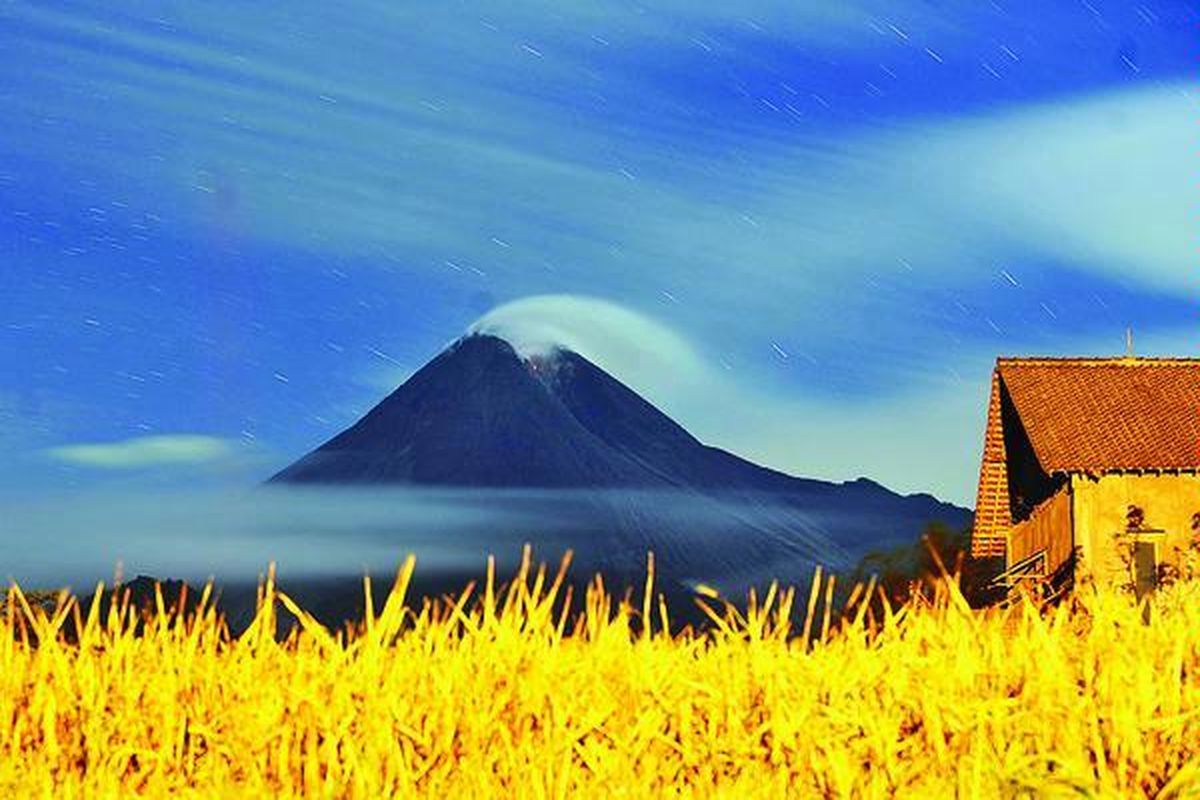 Titik api diam Gunung Merapi terlihat dari Dusun Bendosari, Desa Umbulharjo, Kecamatan Cangkringan, Kabupaten Sleman, DI Yogyakarta, Senin (1/11) pukul 03.54. Gunung Merapi mengeluarkan awan panas pada siang harinya dan mengakibatkan kepanikan pengungsi yang berada di sejumlah barak pengungsian.
