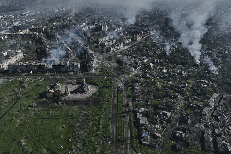 Asap membubung dari bangunan-bangunan di Bakhmut, lokasi pertempuran tersengit dalam perang Rusia-Ukraina di wilayah Donetsk, Rabu (26/4/2023).