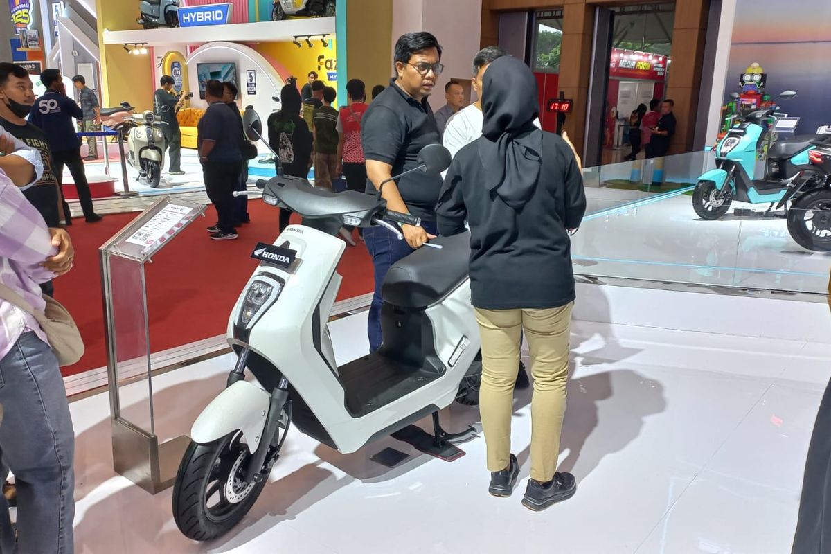 Deretan motor listrik Honda, ICON e: dan CUV e:, di Indonesia Motorcycle Show (IMOS) 2024