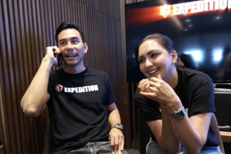 Presenter Darius Sinathrya dan Istrinya Donna Agnesia saat ditemui di kawasan Grogol, Jakarta Barat, Sabtu (23/11/2019).