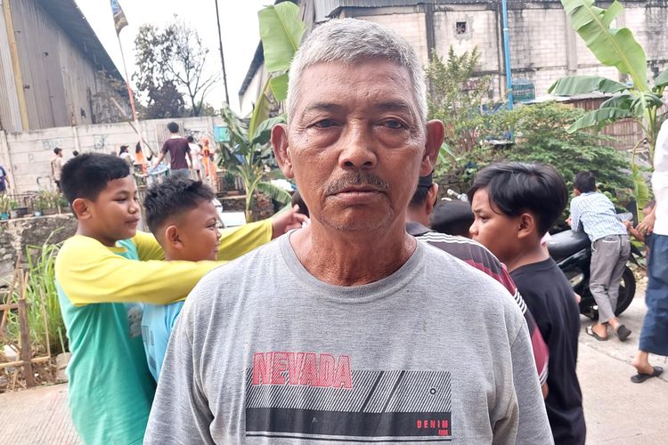 Sunata (70) korban kebakaran yang melahap 20 pintu kontrakan semi permanen di Jalan Mangga Ubi, Kelurahan Kapuk, Kecamatan Cengkareng, Jakarta Barat, Senin (3/10/2022). 