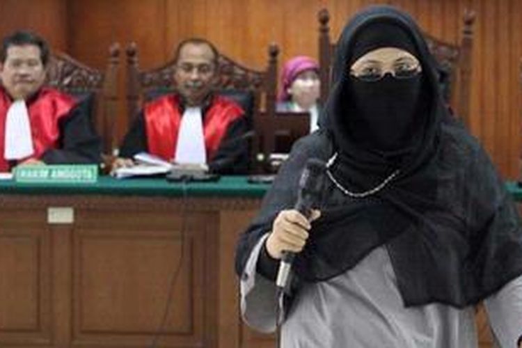 Saksi Yulianis memberikan kesaksian pada persidangan kasus korupsi pembangunan pembangkit listrik tenaga surya di Kementerian Tenaga Kerja dan Transmigrasi dengan terdakwa Neneng Sri Wahyuni di Pengadilan Tindak Pidana Korupsi Jakarta, Kamis (13/12/2012).