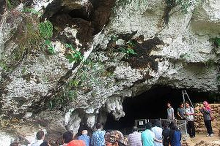 Goa Song Terus di Desa Wareng, Kecamatan Punung, Kabupaten Pacitan, Jawa Timur, sedang dikunjungi sejumlah peneliti, awal Desember 2014. Pada 1999, di satu lapisan tanah di goa ini ditemukan rangka manusia purba, disebut Mbah Sayem, yang diperkirakan berusia 10.000 tahun.