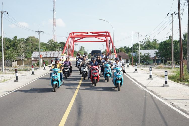 Rombongan Menparekraf Sandiaga Uno saat melintasi jembatan Sijuk, Belitung yang ikonik menggunakan motor listrik menuju desa wisata terong, Jumat (2/6/2023).