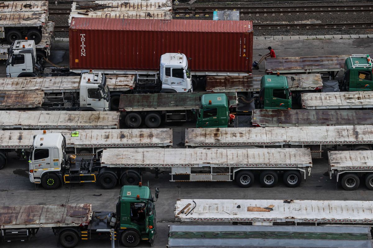 Aktivitas bongkar muat kontainer di Pelabuhan Tanjung Priok, Jakarta Utara, Senin (29/3/2021). Badan Pusat Statistik (BPS) melaporkan kinerja neraca perdagangan Indonesia mengalami surplus sebesar 2 miliar dollar AS. Untuk ekspor, realisasinya sebesar 15,27 miliar dollar AS atau tumbuh 8,56 persen (yoy). Sedangkan nilai impor realisasinya 13,26 miliar dollar AS atau tumbuh 14,86 persen.