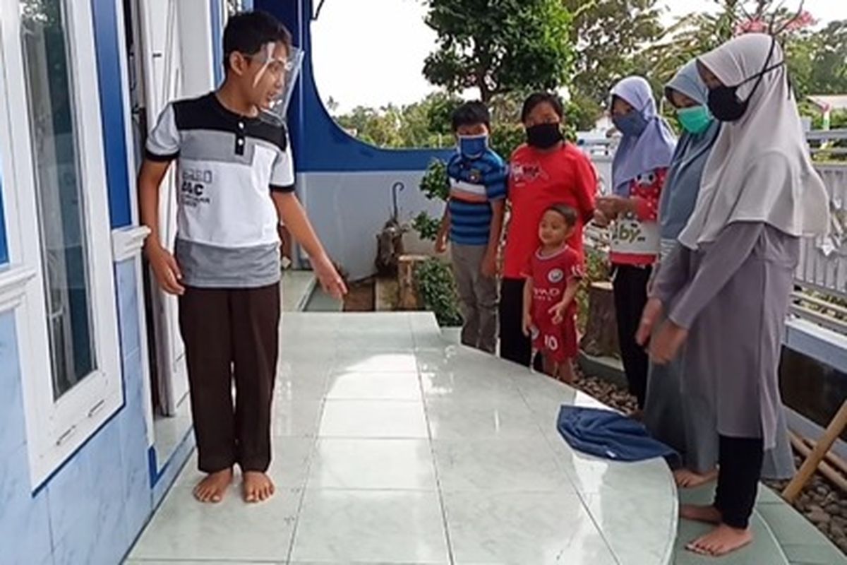 Program Guling atau guru keliling dilakukan oleh Krista Adayu, guru SDN Gumilir 06, Cilacap, Jawa Tengah berdasar hasil kesepakatan kelas bersama orangtua siswa. Ada 3-4 siswa yang rumahnya berdekatan membentuk kelompok belajar kecil yang rutin didampingi guru. Program ini untuk memastikan semua siswa bisa mendapatkan akses pembelajaran di masa pandemi dengan tetap memperhatikan protokol kesehatan.