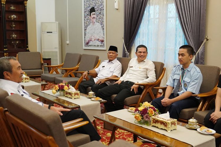 Gubernur Riau (Gubri) Syamsuar saat menerima silaturahmi Vannes Wijaya, siswa SMAN 8 Pekanbaru yang meraih medali perak di International Olympiad in Informatics (IOI), di Kediaman Rumah Dinas Gubernur Riau, Rabu (6/9/2023) pagi.
