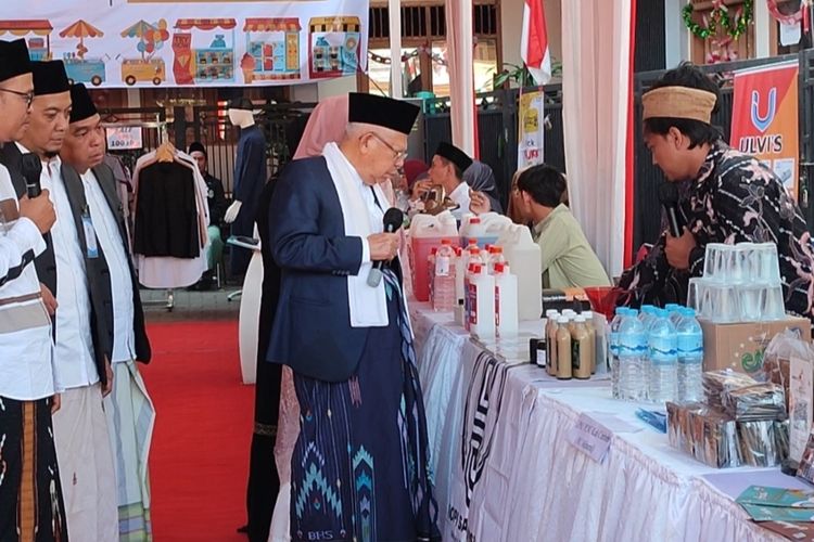Wakil Presiden Republik Indonesia Ma'ruf Amin mengunjungi Expo UMKM Santri usai menemui ulama di Buntet Pesantren Cirebon, Jumat (25/8/2023)