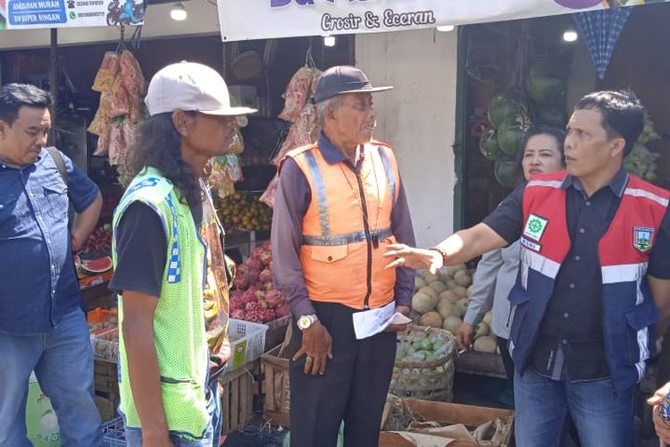 Anggota Komisi C DPRD Kabupaten Semarang meninjau parkir di seputaran Pasar Projo Ambarawa
