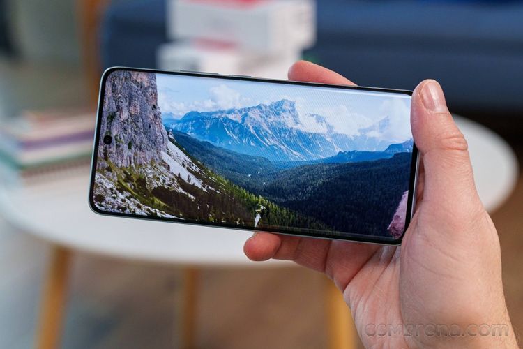 Redmi Note 15 4G dan 5G sama. Keduanya kompak dibekali layar AMOLED 6,77 inci dengan resolusi Full HD Plus, refresh rate 120 Hz, dan tingkat kecerahan maksimum hingga 3.200 nits.
