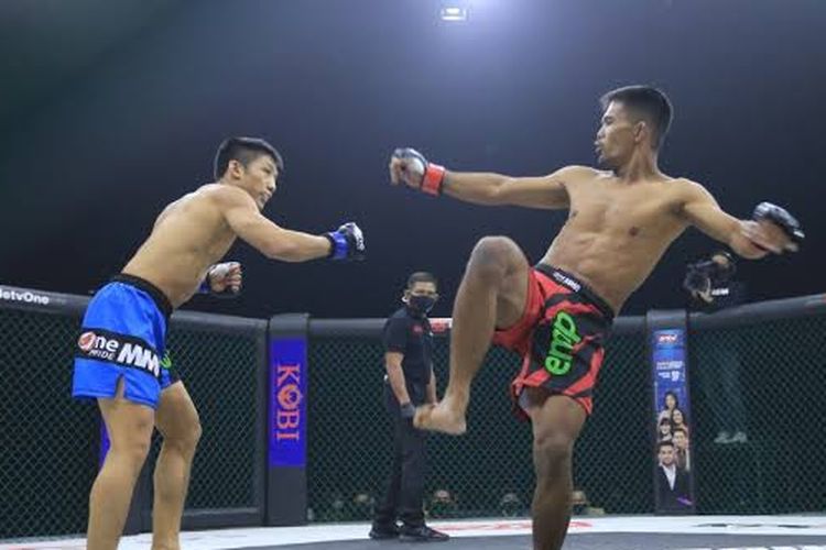 Suwardi (kanan) akan melawan Aditya Ginting dalam duel perebutan gelar juara kelas flyweight pada One Pride MMA 72 yang digelar di Mahaka Square, Jakarta, Sabtu (9/9/2023). 