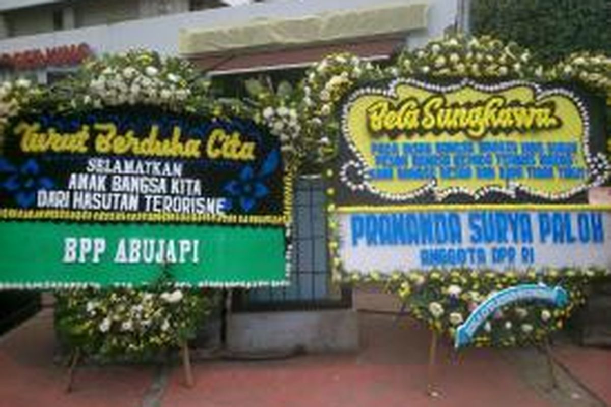 Sejumlah karangan bunga masih terlihat di Starbucks Coffe, Thamrin, Jakarta, Sabtu (16/1/2016). Starbucks merupakan salah satu lokasi ledakan bom Kamis lalu. 