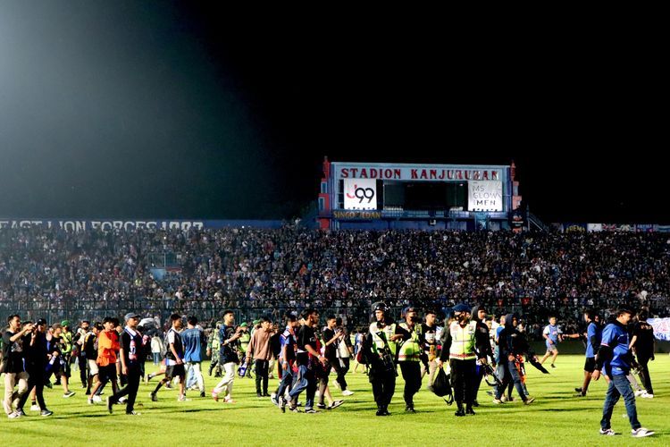 Suasana di area Stadion Kanjuruhan,Kepanjen, Kabupaten Malang, usai kerusuhan yang terjadi seusai laga pekan ke-11 Liga 1 2022-2023 bertajuk derbi Jawa Timur, Arema FC vs Persebaya Surabaya, Sabtu (1/10/2022) malam.