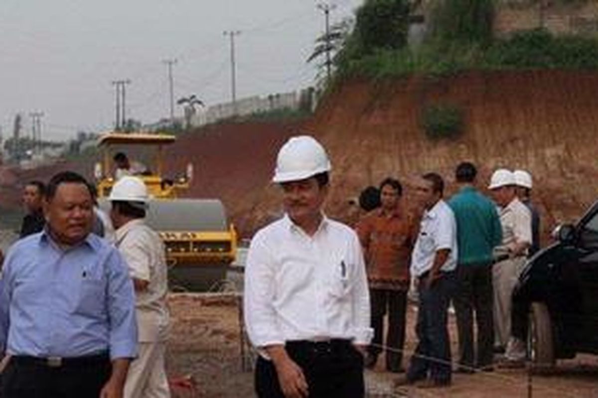 Sekretaris BPJT Yusit Toyib (berbaju putih) dan Kepala Bidang Teknik BPJT Edi Sulistyo saat meninjau kesiapan jalan tol Cinere-Jagorawi Seksi I beroperasi, Selasa (24/5/11)