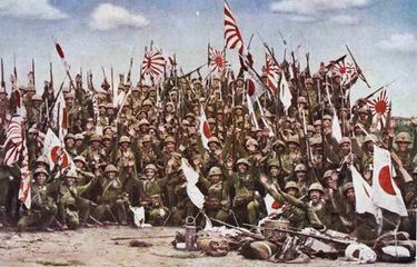 Marinir Angkatan Laut Kekaisaran Jepang dari Pasukan Gabungan Sasebo, merayakan kemenangan setelah Pertempuran Manado, Hindia Belanda, Januari 1942.