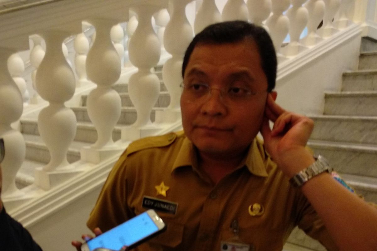 Kepala Dinas PM - PTSP, Edy Junaedi saat melayani pertanyaan wartawan, Senin (20/11/2017)