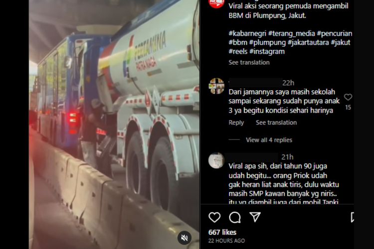 Seorang pria terekam kamera mengambil bahan bakar minyak (BBM) dari truk tangki Pertamina yang sedang berhenti di Jakarta Utara.