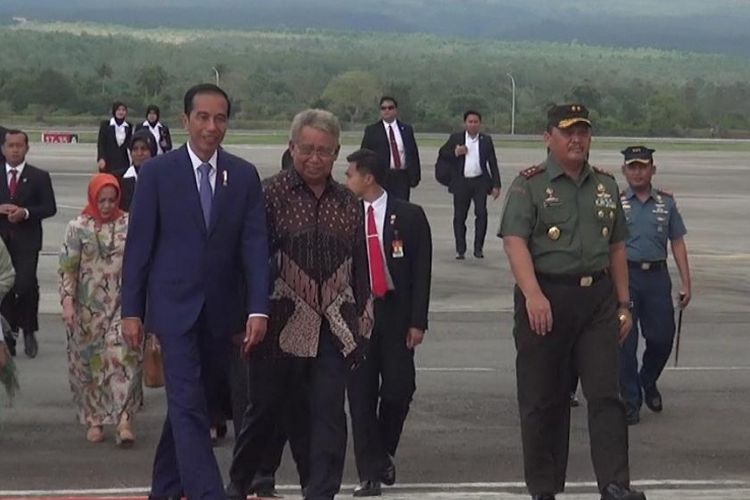 Presiden Jokowi Tiba di Bandara Sultan Iskandar Muda, Aceh, Seini (20/5/2017).  Rombongan kepresidenan transit untuk mengisi bahan bakar dalam perjalanan menuju Riyadh, Arab Saudi untuk mengikuti Arab Islamic American Summit