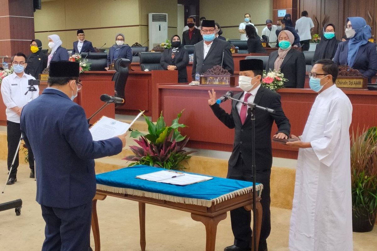 Ketua DPRD Tangerang Selatan Abdul Rasyid melantik Kader PSI Chrisitian sebagai anggota dewan dari Fraksi PSI, Rabu (23/12/2020)