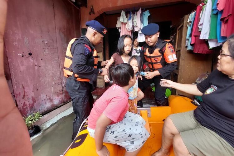 Evakuasi warga terdampak banjir di Kota Solo, Jawa Tengah, masih berlangsung oleh Tim SAR dari Satbrimob Polda Jateng.