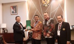 Mentan Amran Dapat Gelar Bapak Mekanisasi Pertanian