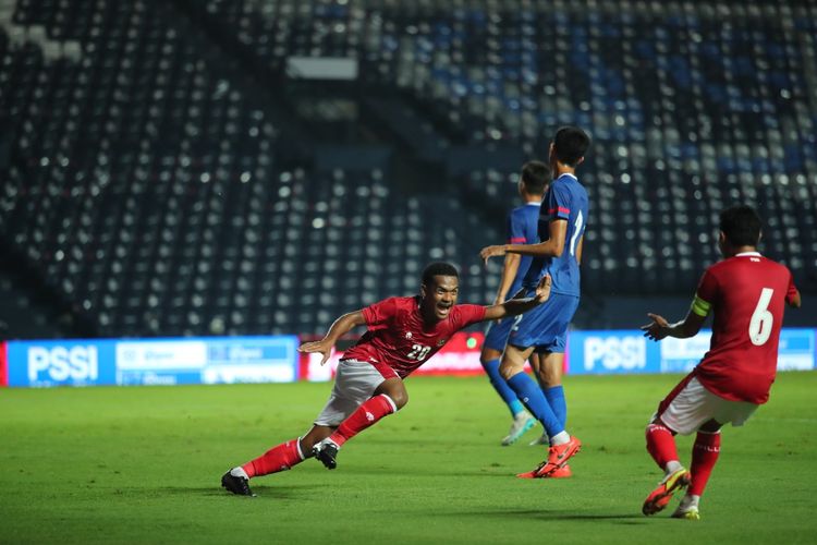 Ramai Rumakiek merayakan gol bagi timnas Indonesia ke gawang Taiwan pada laga leg pertama playoff Kualifikasi Piala Asia 2023 di Chang Arena, Buriram, Thailand, pada Kamis (7/10/2021).