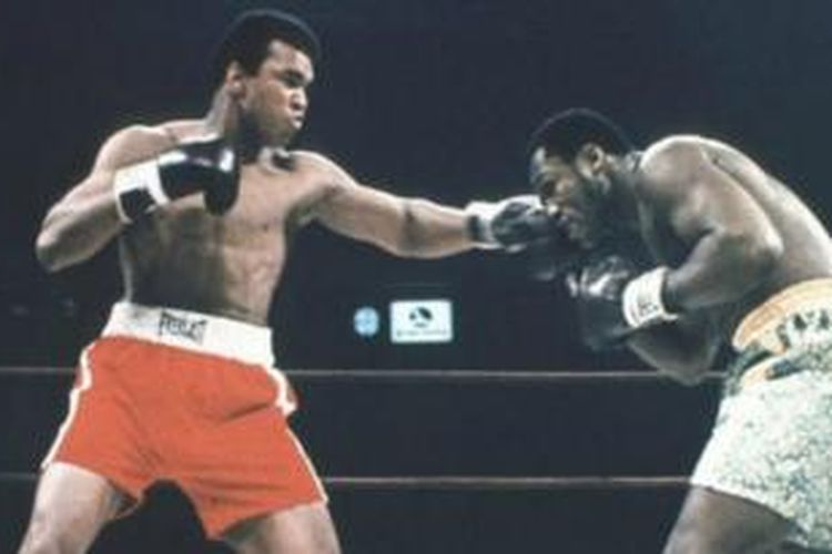 Muhammad Ali kalah saat melawan Joe Frazier pada 1971. Namun, Ali membalasnya pada 1974 dan 1975.
