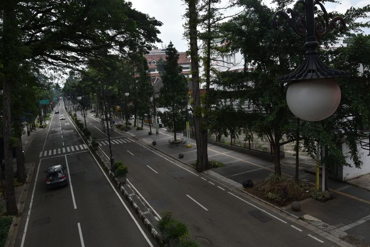 Satlantas Polrestabes Bandung melakukan sistem buka tutup beberapa ruas jalan protokol di Kota Bandung beberapa waktu lalu.