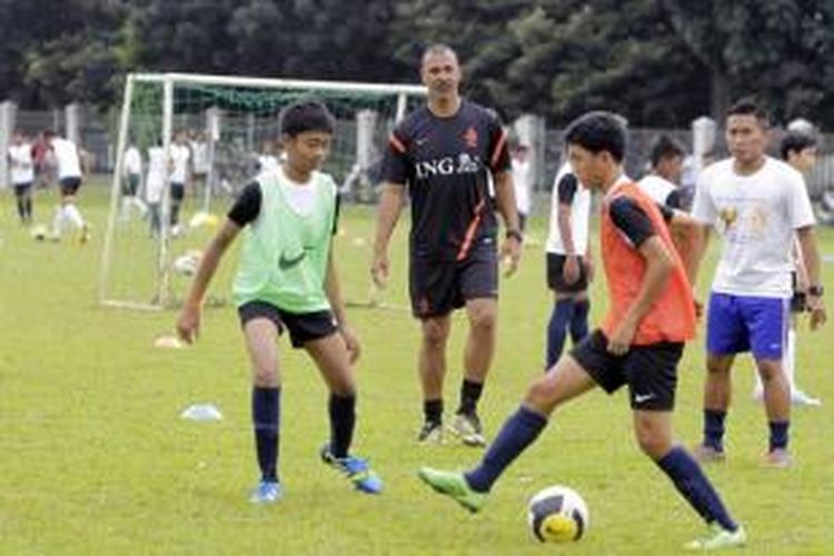 Mantan bintang sepak bola asal Belanda, Ruud Gullit memberikan coaching clinic kepada pemain junior Indonesia di Lapangan Asiop, Jakarta Selatan, Kamis (6/6/2013). Menurut Timo Scheunemann, pemain muda Indonesia perlu mendapat penanganan yang tepat dan modern.