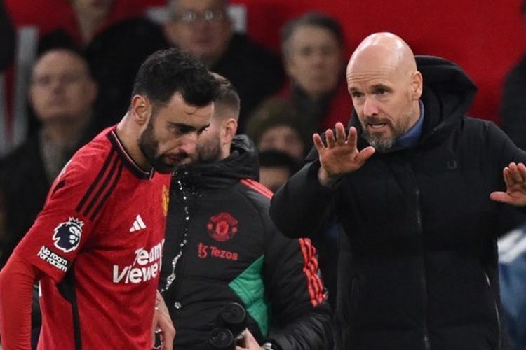 Pelatih Man United, Erik ten Hag, berbicara dengan gelandang Man United, Bruno Fernandes, dalam pekan ke-19 Premier League 2023-2024 yang mempertemukan Man United vs Aston Villa di Stadion Old Trafford pada 26 Desember 2023.