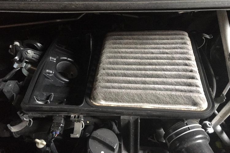 Air filter Toyota Avanza reborn yang dipasang di rumah filter. Masih model lama dan menggunakan sekat