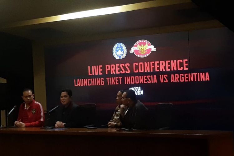 PSSI mengumumkan daftar harga tiket timnas Indonesia vs Argentina dalam konferensi pers yang digelar pada Senin (29/5/2023). Ketua Umum PSSI, Erick Thohir, dalam konferensi pers tersebut mengatakan bahwa tiket Indonesia vs Argentina dijual mulai harga Rp 600.000. 