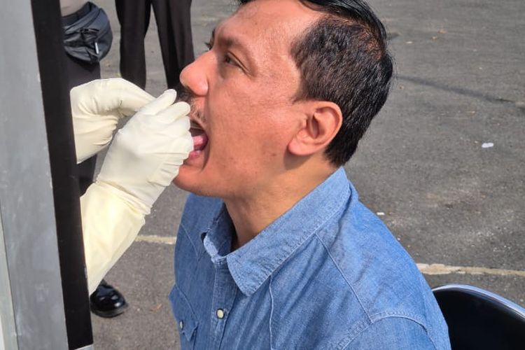 Kabid Humas Polda Lampung, Kombes Zahwani Pandra Arsyad saat pengambilan sampel swab tenggorokan di RS Bhayangkara, Kamis (4/6/2020). (FOTO: Dok. Humas Polda Lampung)