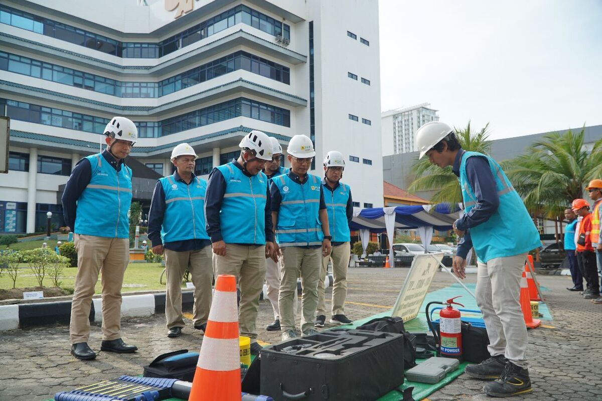 10 contoh BUMN atau 10 contoh bidang usaha di BUMN beserta sektornya. Contoh persero BUMN adalah PLN, sementara contoh perusahaan BUMN Perum adalah Bulog.