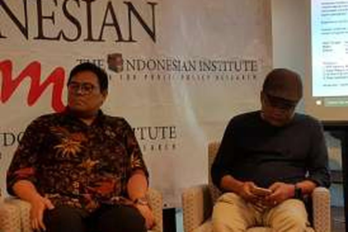 Manntan Staf Khusus Wakil Presiden Boediono, Yopie Hidayat (kanan) dalam diskusi di The Indonesian Institute, Tanah Abang, Jakarta Pusat, Kamis (9/6/2016).