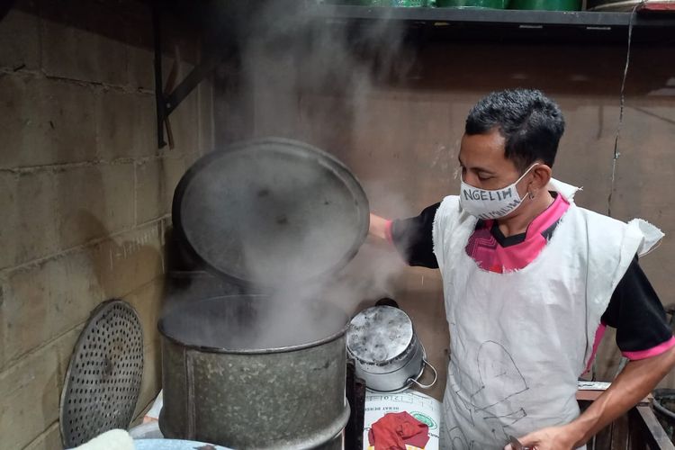 Usaha pembuatan kue keranjang di Jalan Tegalpanggung, Kota Yogyakarta, yang kembali menggeliat jelang Imlek.