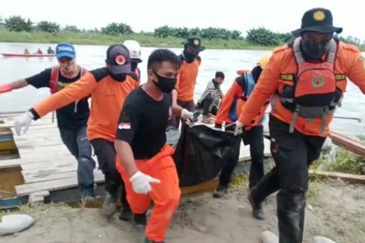 Tim SAR gabungan berhasil menemukan dan mengevakuasi 1 dari 2 korban perahu terbalik di Sungai Rongkong, Desa Beringin Jaya, Kecamatan Baebunta Selatan, Luwu Utara, Sulawesi Selatan, pada Kamis (19/8/2021) sore