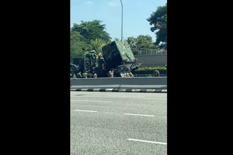 Tangkapan layar dari video prime mover kendaraan militer Malaysia mogok di jalan dekat Museum Nasional, Kuala Lumpur, pada Sabtu (27/8/2022).
