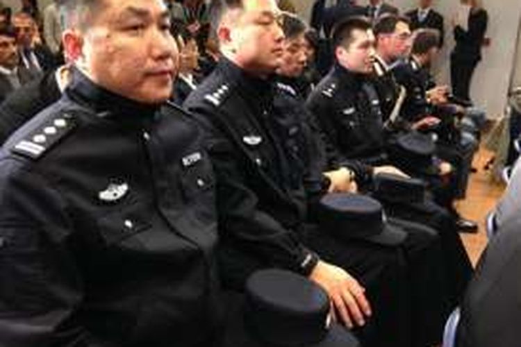 Para polisi dari China yang ditugaskan untuk menjaga kawasan wisata di Roma dan Milan, Italia.