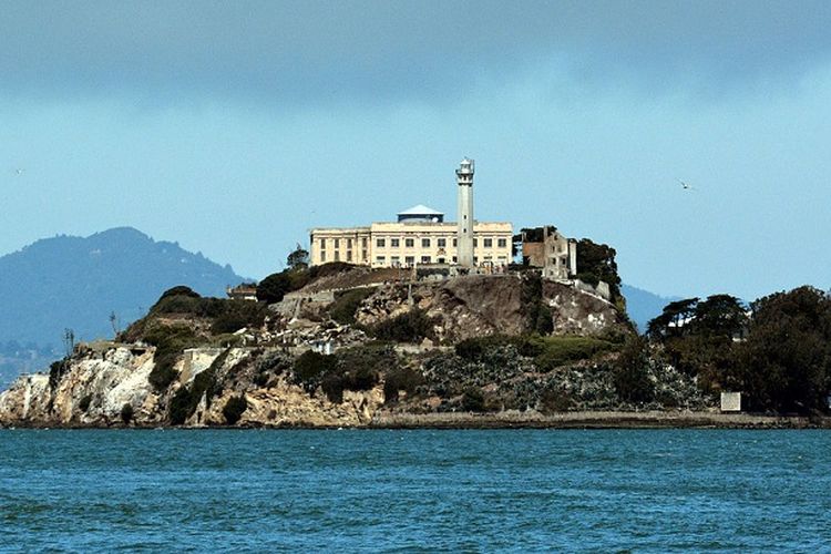 Penjara pulau Alcatraz dikenal sebagai tempat menampung para penjahat kelas kakap di Amerika Serikat.