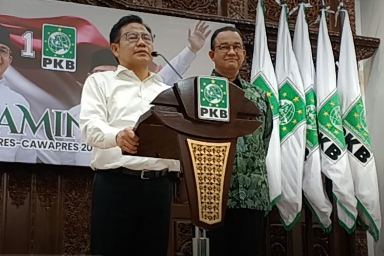 Bacapres Koalisi Perubahan dan Persatuan (KPP) Anies Baswedan (kiri) bersama bacawapres KPP sekaligus Ketua Umum DPP PKB Muhaimin Iskandar (Cak Imin) di Kantor DPP PKB, Jakarta Pusat, Senin (11/9/2023).