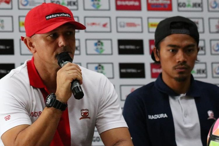 Gomes de Oliveira, pelatih Madura United, bersama bek Andik Rendika Rama saat sesi konferensi pers di Surabaya, Rabu (24/10/2018).