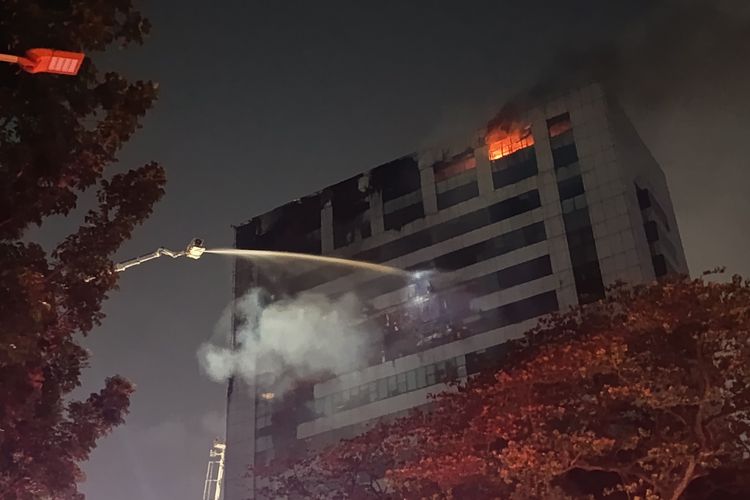 2 Unit Bronto Skylift Dikerahkan Padamkan Kebakaran Gedung Bapenda Jakarta