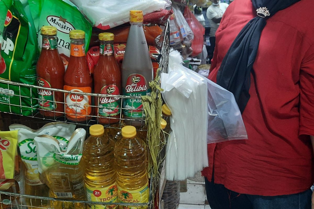 Belum ada penyesuaian harga minyak goreng di Pasar Kramatjati, Jakarta Timur. Salah satu pedagang, Zahra (53), mengatakan bahwa pasokan minyak goreng dengan harga Rp 14.000 per liter baru akan masuk seminggu lagi. Foto diambil pada Kamis, 20 Januari 2022.