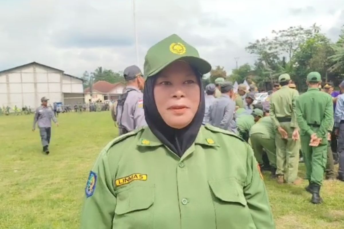 Seorang Linmas wanita Desa Cipicung, Kecamatan Culamega, Kabupaten Tasikmalaya, Jawa Barat, saat diwawancara usai Apel pengamanan Pilkada di Karangnunggal, Kabupaten Tasikmalaya, Kamis (31/10/2024).