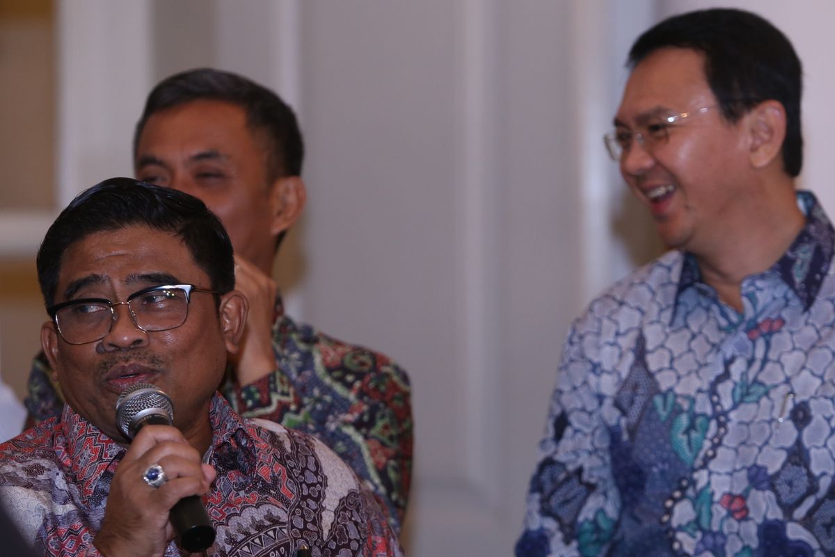 Dirjen Otonomi Daerah Kementerian Dalam Negeri (Kemendagri) Sumarsono memberikan keterangan pers usai acara serah terima nota pengantar tugas PLT (pelaksana tugas) Gubernur DKI Jakarta di Balai Agung, Balai Kota DKI Jakarta, Senin (6/3/2017). Sumarsono kembali menerima tugas PLT Gubernur DKI Jakarta yg di berikan oleh Sekjen Kemendagri Yuswandi A Temenggung.