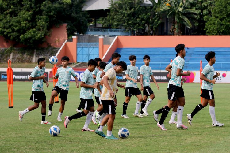 Jelang laga terakhir perebutan posisi ketiga Piala AFF U16 2024 melawan Vietnam pemain Timnas U16 Indonesia latihan bersama di Lapangan UNS, Selasa (2/7/2024) siang.